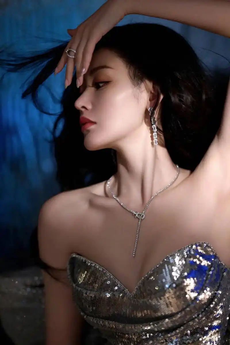 张天爱银色抹胸礼服裙造型美艳动人,五官精致,这颜值太绝了#明星出圈