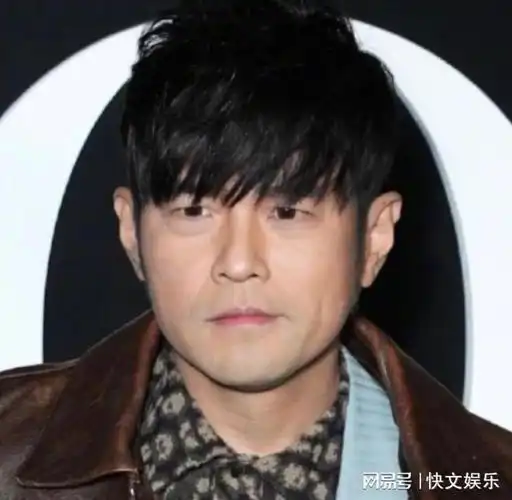 46岁周杰伦在国外看球赛满脸胡子显沧桑与昆凌保持距离引热议