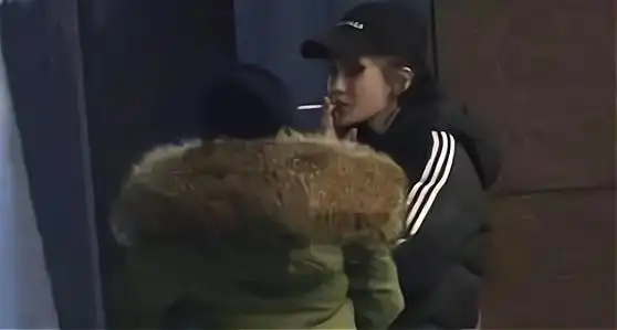 32岁杨颖三亚度假吸烟被拍,禁烟大使黄晓明禁不了老婆的烟