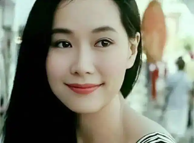 而叶童同父异母的哥哥李中宁(叶童原名李思思)年轻时,眉眼间也和叶童