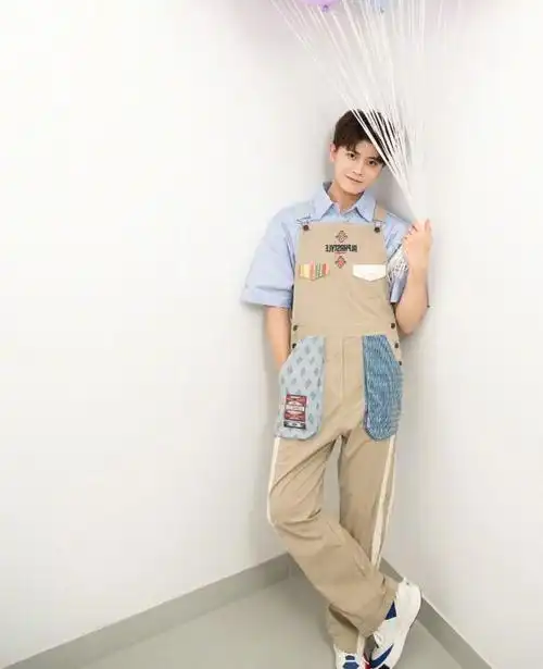 但是任嘉伦在穿这款裤子的时候只有满满的可爱少年感,就像是一个刚刚