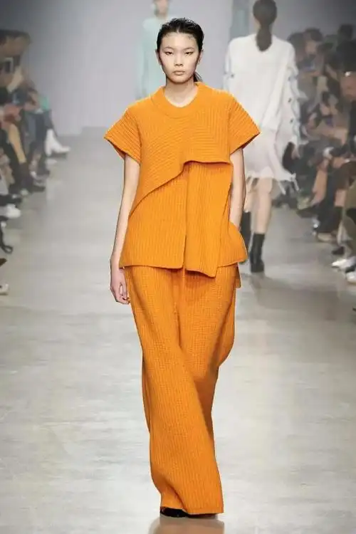 2021年的秋冬流行色已经出炉了!早穿早时髦