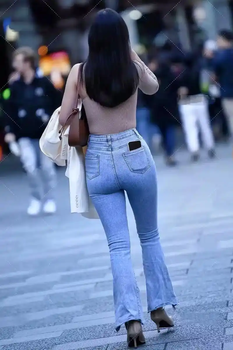 时尚街拍美女 #背影 #紧身牛仔裤 - 抖音