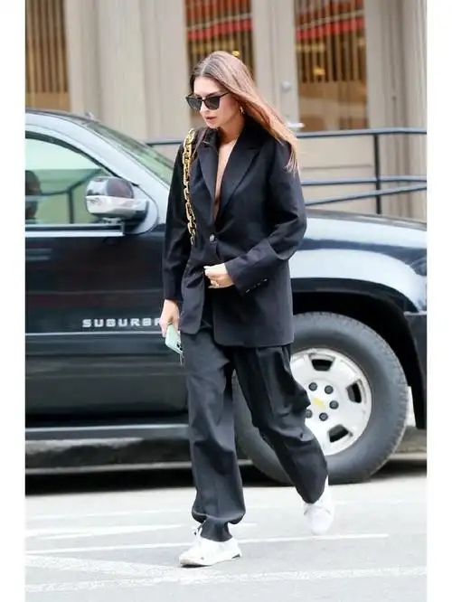欧美明星街拍|emily这身黑色西装真的太可爱了!