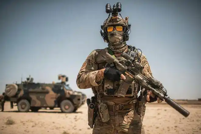 握把消音倍镜满配m4这特种部队装备确实帅