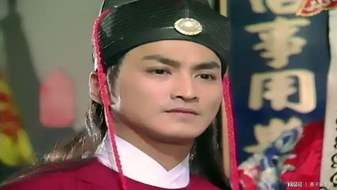 《包青天》,这部剧讲述了包青天断案的41个单元故事,梁冠华和包拯廉洁