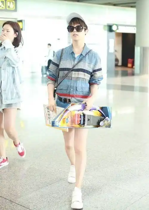 原创战狼老婆谢楠穿搭也随了吴京衬衫配短裤真够帅的挺有个性