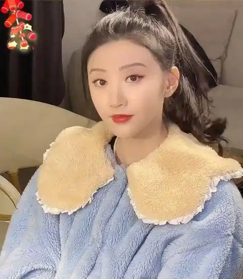 景甜元宵节化妆花絮,嘟嘴扯衣领好可爱,33岁依旧清新甜美_状态_张继科