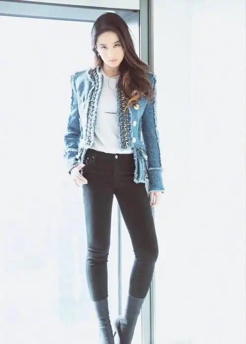 刘亦菲穿紧身牛仔裤,成功遮住大象腿,不笑就是女神