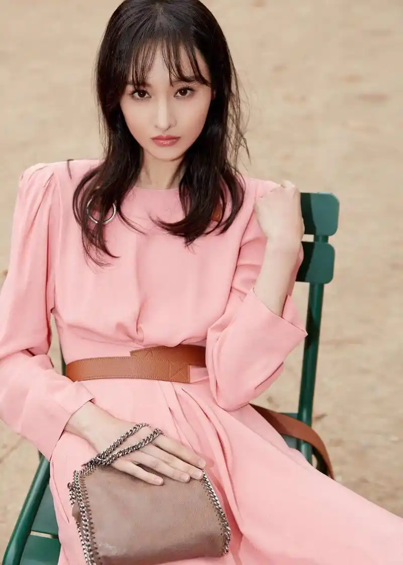 郑爽巴黎时装周看秀,粉色长裙优雅惊艳,妥妥的气质小仙女!