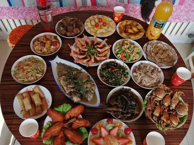 第八桌,虽然大都是家常菜,但是搭配非常好.满满一桌,一共16盘.