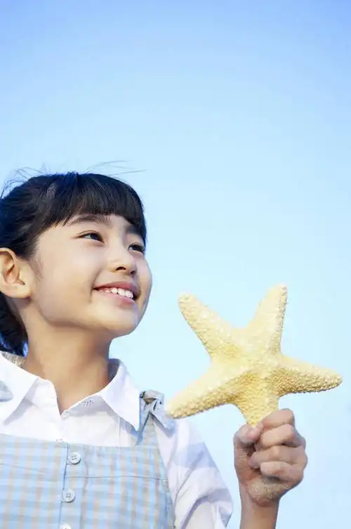 东方人,儿童,一个人,站,笑,微笑,露齿笑,竖图,室外,白天,仰视,衬衫