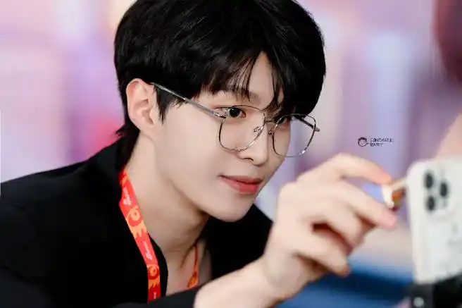 黑衬衫戴眼镜范丞丞先给自己安排上了