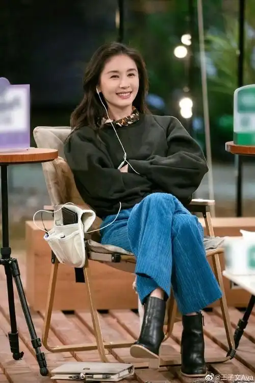 王子文在拎一种很新的包