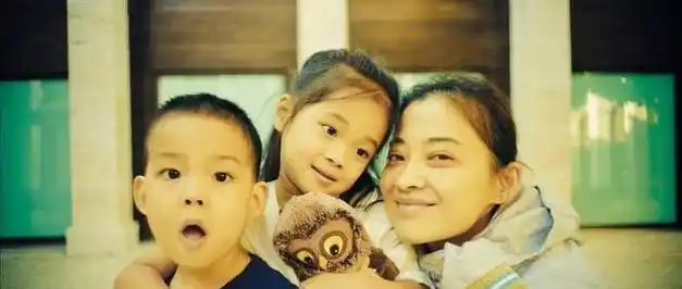 梅婷10岁女儿再演电影搭档宋佳赵又廷等演技派大合照站位抢镜