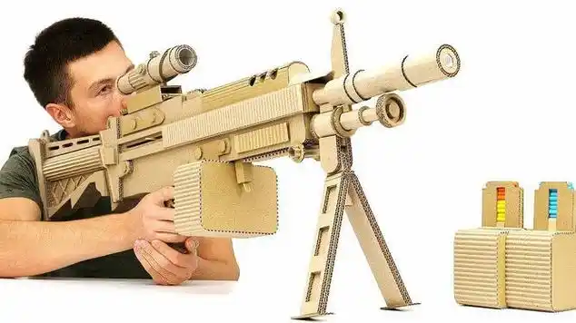 小伙动手能力逆天用纸板制作出一挺机枪简直炫酷到没朋友