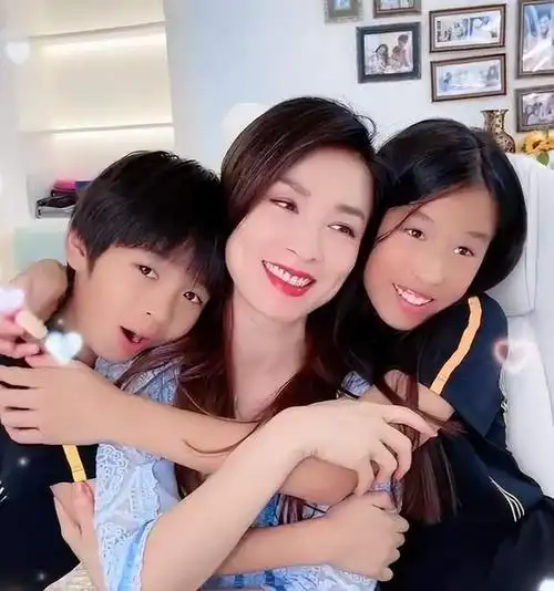 张庭女儿仍在上海,念外籍贵族学校一年33万,13岁打扮成熟变化大