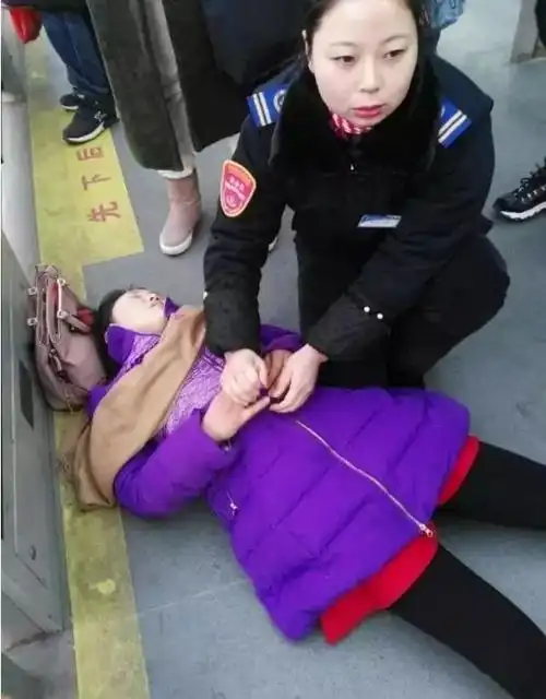墟沟brt购物中心站台一女子突然倒地抽搐,关键时刻