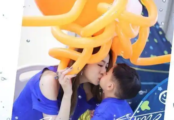 安以轩晒66庆生照,一家四口亲子装亮相,隔着屏幕感受到幸福气息_生日