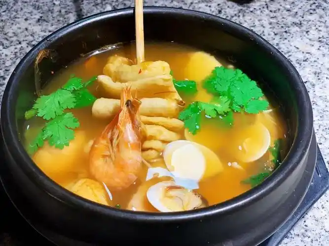 炸鸡年糕海鲜鱼饼汤蔬菜沙拉韩式饮料2罐米酒一壶二选一生菜茶位2纸巾