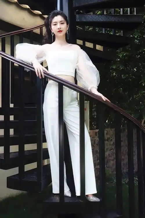 沈眉庄斓曦走红毯穿深v礼服秀美肩复古气质不一般