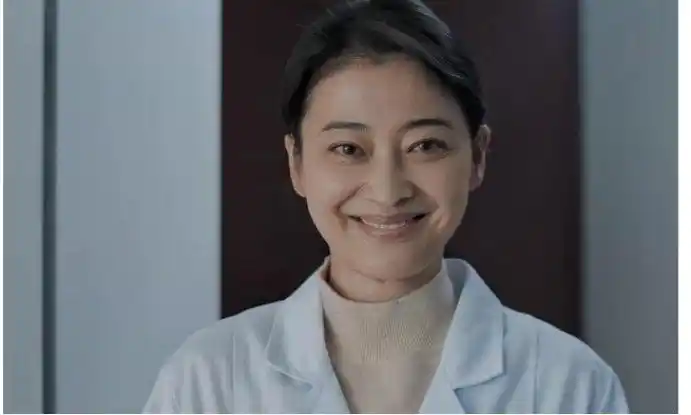 梅婷的素颜出镜,让她看上去就像我们身边的一名普通医生,但她在剧中