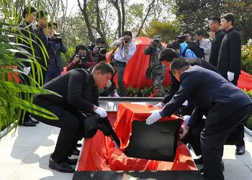 山东台儿庄安葬抗战无名英雄遗骸