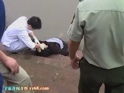 打捞溺水而亡的暴露少女尸体现场图集(9)