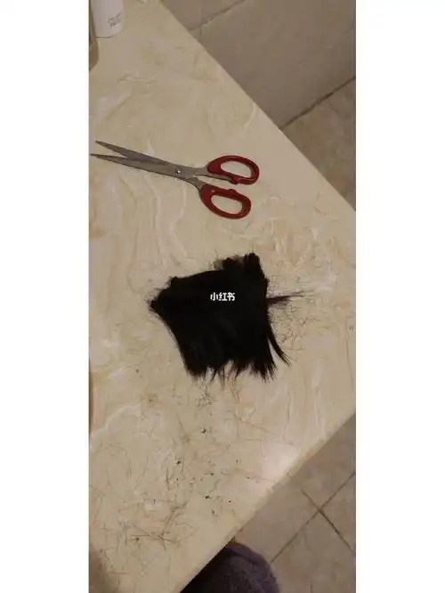 第一次剪头发很激动剪完立马第一个给老妈分享还发了照片但老妈好像若