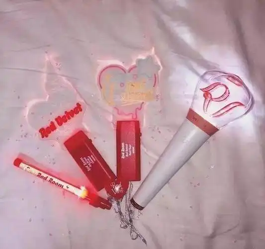 饭圈经济调查办了一个爱豆周边市集终于知道女友把钱花到哪了