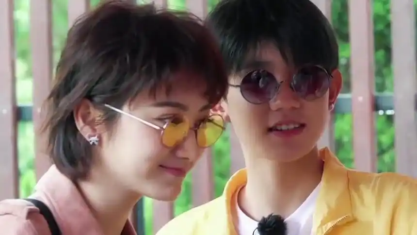 王源戴墨镜嘻哈风既视感 和哥哥姐姐合照超暖心-最新高清视频在线观看