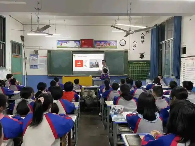 新疆叶城县第四中学课程以井冈山斗争时期朱德同志"有盐同咸,无盐同淡