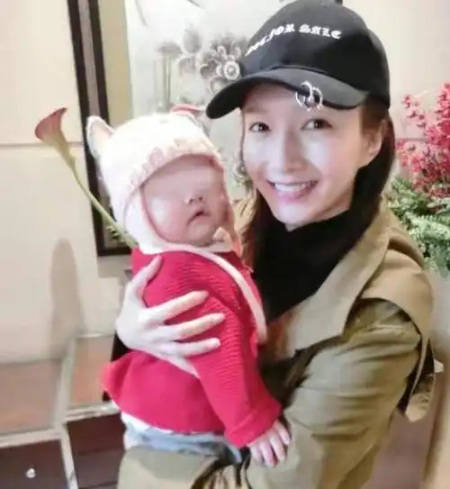 胡歌老婆近照曝光!卸妆后的真实颜值太普通,打扮土气小肚子抢镜