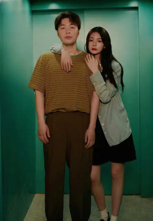 沈梦辰零点为杜海涛庆生,晒甜蜜合影十指紧扣,夸老公瘦了好帅