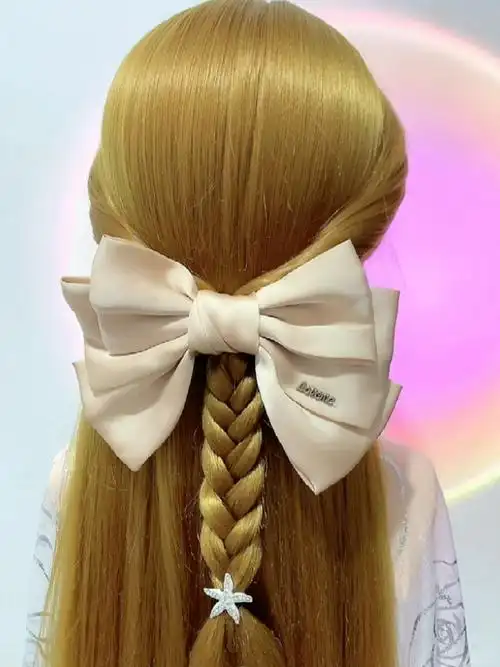 蝴蝶结公主披肩发型,这样漂亮又简单,蝴蝶结是女孩子必备的发饰,戴上