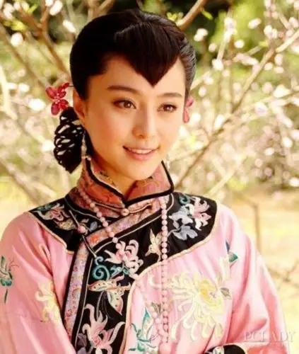 范冰冰:弯弯的柳叶眉加上简单的裸妆,再配上民国典型的少奶奶发型,看