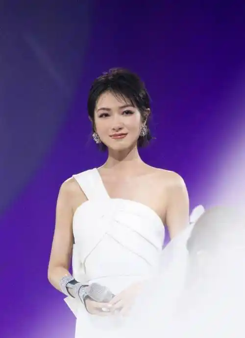 个人榜排名依次为:万茜,孟佳,宁静,李斯丹妮,王霏霏,阿朵,郁可唯