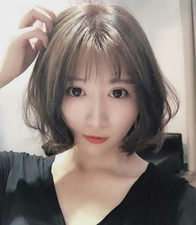 2019年"空气烫"短发火了,喜欢烫发的女生可以做参考!