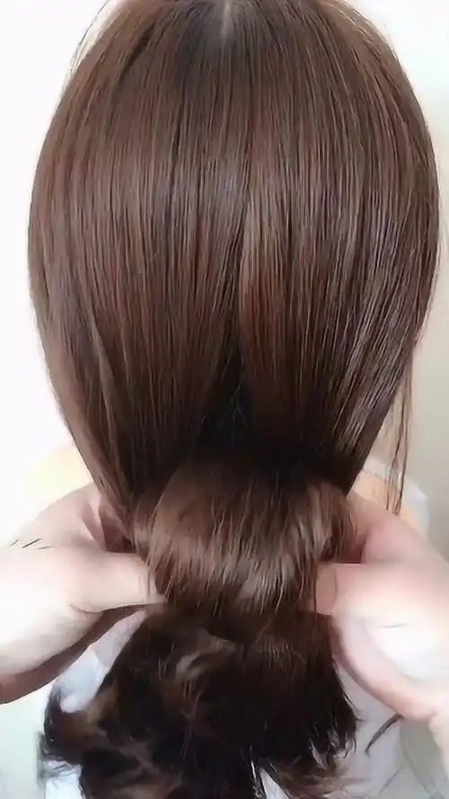 中长发女生这样扎头发,简单有气质,还减龄