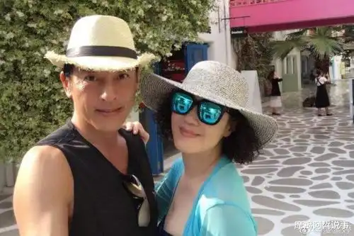 相差4岁姐弟恋,结婚25年不生娃不吃肉,今58岁老婆变这样