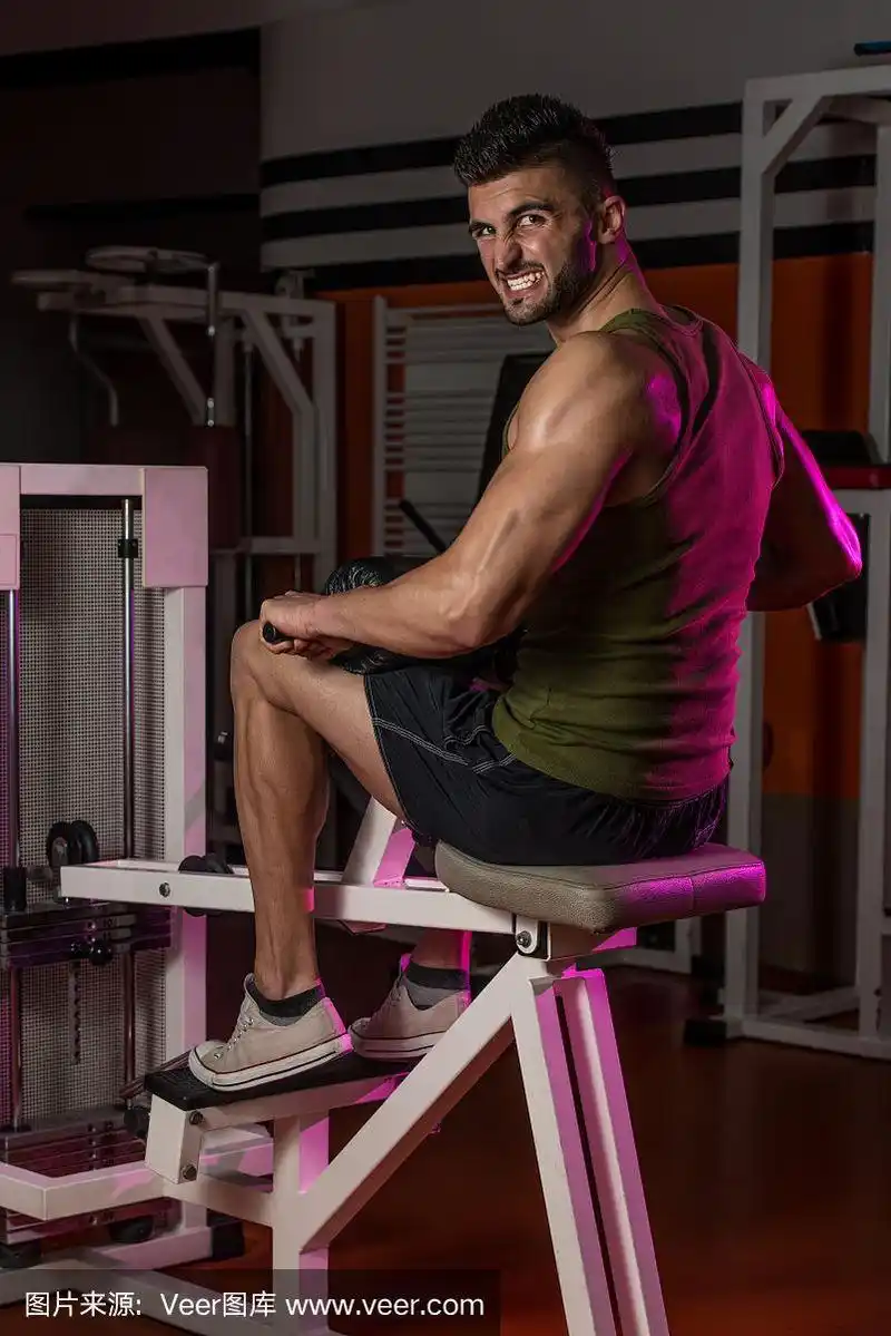 肌肉发达的男人小腿