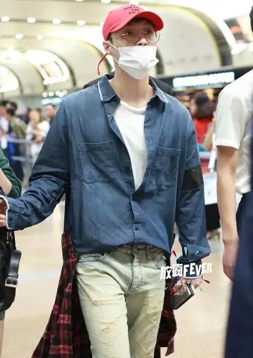 张艺兴的酷动牛仔裤缝缝补补,网友:要不要我帮你缝缝