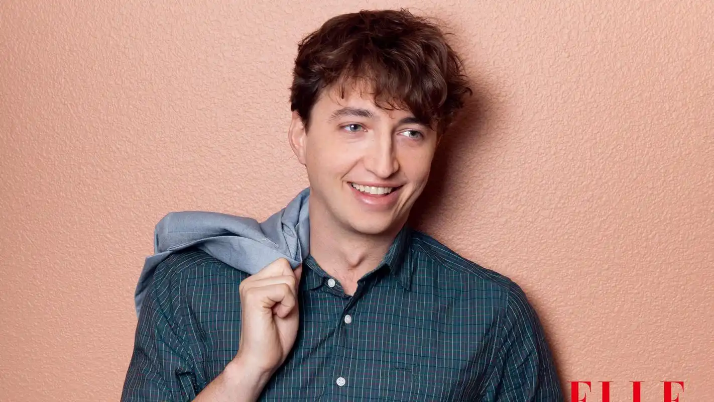 型男微笑帅气欧美美男高清壁纸