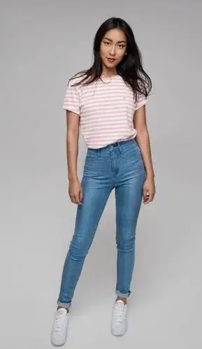 是外国混血女孩,下图照片中,吉克隽逸穿了一件浅