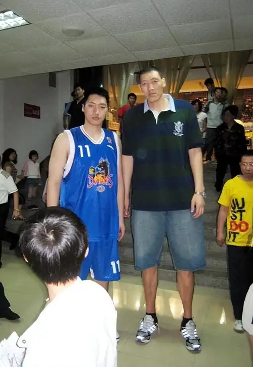 当我们提到身高,很多人都会想到姚明,这位中国篮球巨星以他的2.