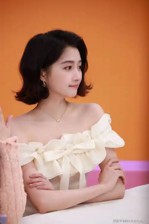关晓彤今日直播造型白色露肩花朵裙搭配外翘短发青春靓丽俏皮可爱