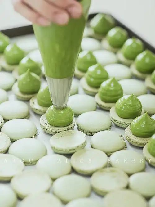蛋白50g(分为33g和17g)|细砂糖40g|食用色素(绿色)适量·马卡龙夹心
