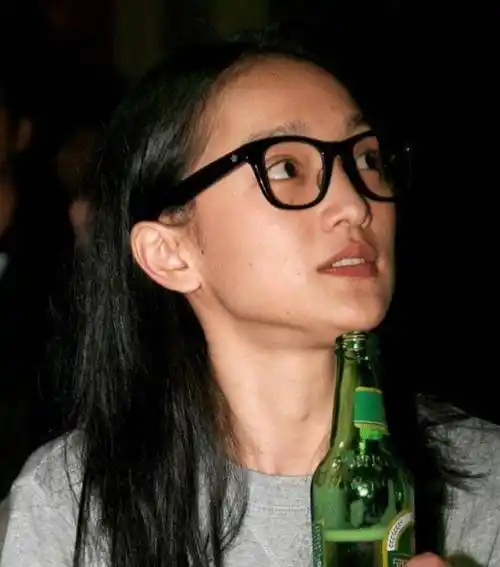 周迅早期素颜照曝光,无美颜下的脸蛋青涩自然,网友:好像精灵