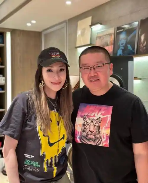 萧亚轩庆祝44岁生日,粉丝曝其近况,奋力复活加盟华纳音乐_经历_手术