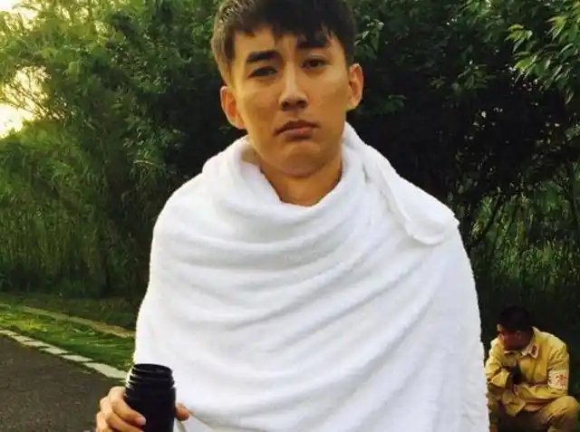 看完这两张照片,想必肯定有人要开始怀疑刘学义的脸是否为纯天然.